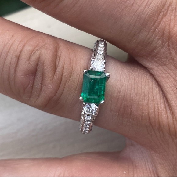 Orianne….Natural diamonds and natural emerald ring on 14ct white gold - Picture 11 of 13